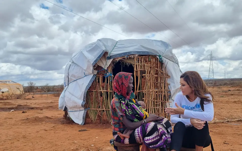 Tessa Page talking to Dhabo Dulecha © United Internet for UNICEF/Thomas Rebbe Tessa Page im Gespräch mit Dhabo Dulecha