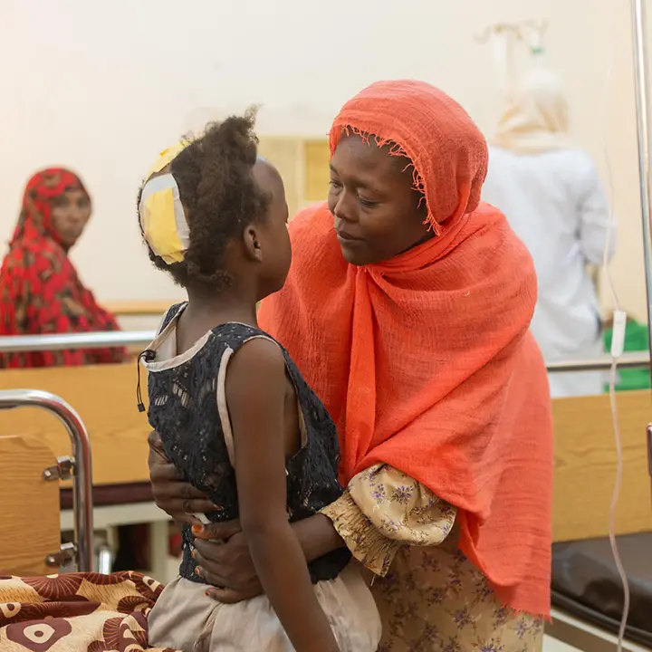 Childrens health is under attack | © UNICEF/UNI631172/Elfatih A mother hugs her daughter in hospital in Sudan