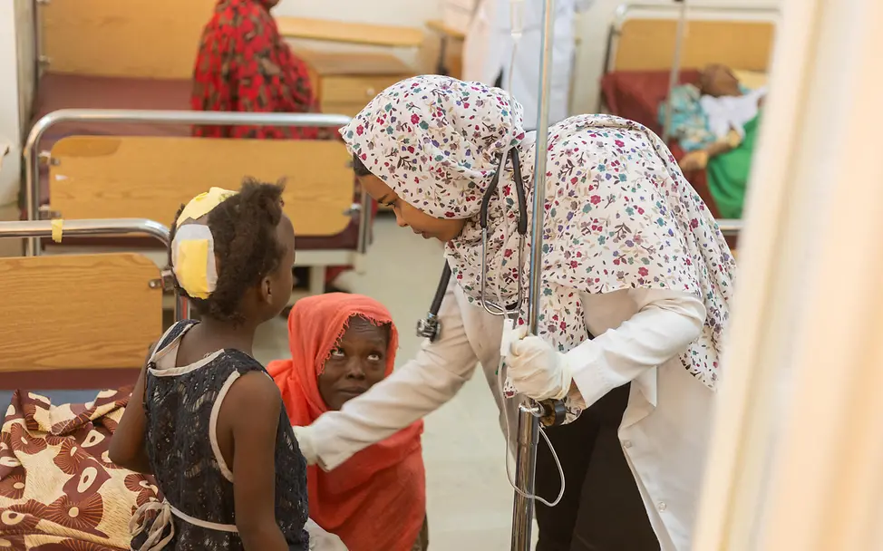 Childrens health under attack | © UNICEF/UNI631170/Elfatih A doctor caring for a child in an hospital in Sudan